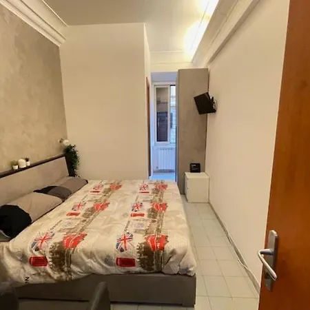 ゲストハウス Matrimoniale A 2 Passi Da Colosseo E Termini 3*